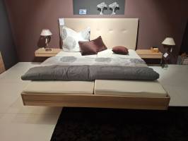 Bett und Nachtkästchen "float" - Abholpreis reduziert € 3.999,-, UVP: € 5.797.-
