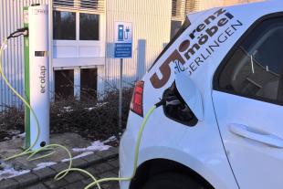 Elektroladesäule auf dem Parkplatz von renz möbel, Holzgerlingen